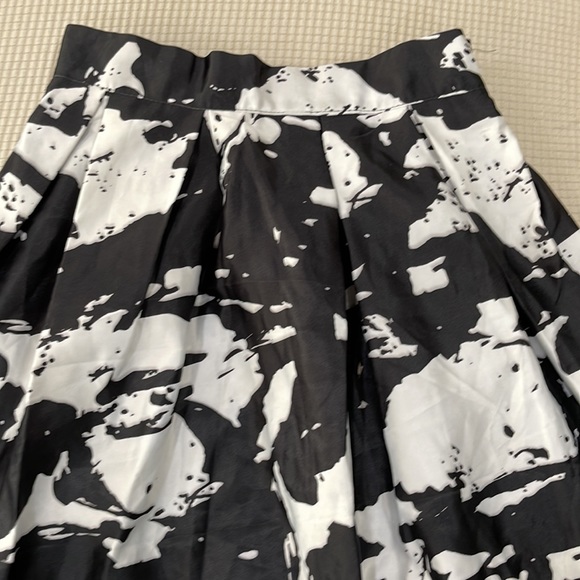 Beautiful skirt - Picture 2 of 3